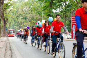 Nhiều bạn trẻ xuống đường đạp xe nhân ngày “Thế giới phòng chống ung thư”