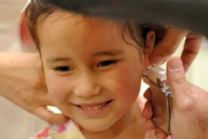 Từ em bé nguy kịch vì xỏ lỗ tai, những điều bố mẹ phải biết khi con bấm lỗ tai