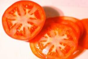 Cách trị mụn thâm hiệu quả với cà chua