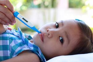 Dấu hiệu chẩn đoán sốt virus ở trẻ em, cha mẹ không được lơ là