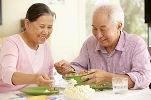 7 vấn đề cần lưu ý khi chăm sóc dinh dưỡng cho người bệnh Alzheimer