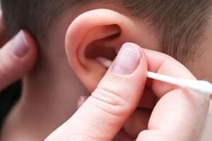 Trẻ giảm thính lực, tổn thương tai vì bố mẹ cố “nạo vét” ráy tai
