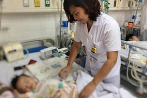 Sau 6 tháng chán ăn, sốt liên tục, bé trai 2 tuổi phát hiện bị thủng 50 lỗ ở ruột