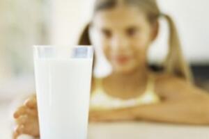 Cho trẻ uống sữa canxi liệu đã đủ ?