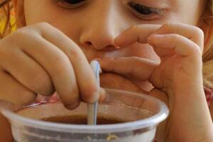Bé gái 4 tuổi đã bị gan nhiễm mỡ vì thường xuyên uống đồ uống mà nhiều trẻ đều thích