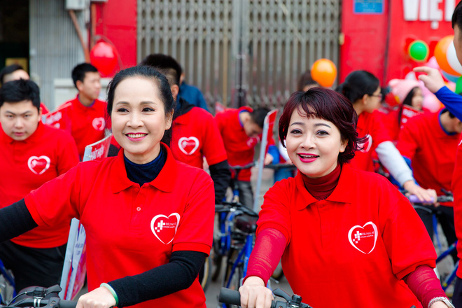 Nhiều bạn trẻ xuống đường đạp xe nhân ngày “Thế giới phòng chống ung thư” - Ảnh 2.