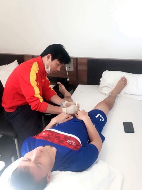 Độc quyền: Bác sĩ đội tuyển U23 lần đầu tiết lộ hình ảnh chăm sóc các cầu thủ vàng - Ảnh 4.