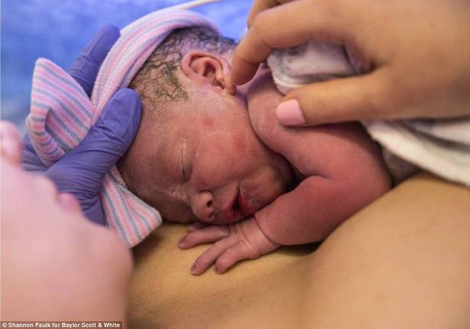 Trông có vẻ là một ca sinh bình thường nhưng đây là em bé chào đời theo cách đặc biệt nhất trên thế giới - Ảnh 6.