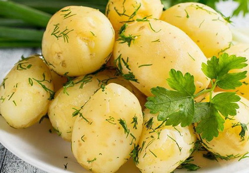 So với các loại thực phẩm giàu calo khác, khoai tây luộc làm no tốt hơn hẳn và hầu như không chứa chút chất béo nào.