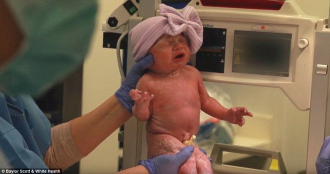 Trông có vẻ là một ca sinh bình thường nhưng đây là em bé chào đời theo cách đặc biệt nhất trên thế giới - Ảnh 4.