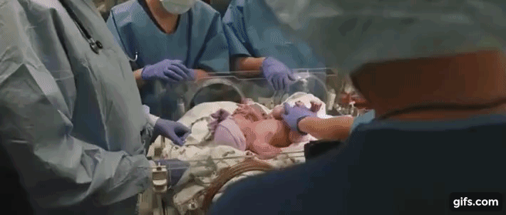 Trông có vẻ là một ca sinh bình thường nhưng đây là em bé chào đời theo cách đặc biệt nhất trên thế giới - Ảnh 2.