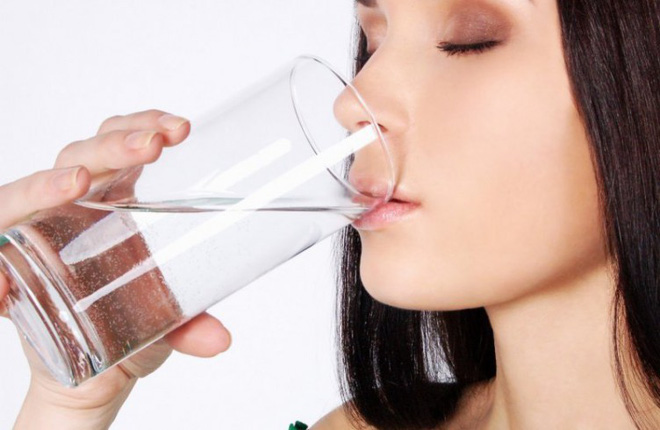 5 sai lầm khi uống nước khiến bạn âm thầm huỷ hoại thận của chính mình mà không biết - Ảnh 2.