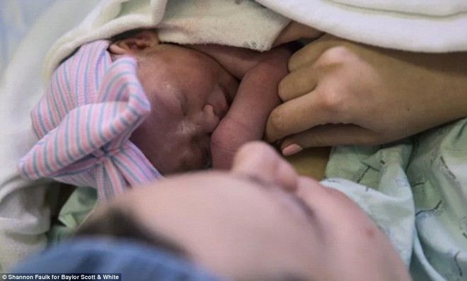 Trông có vẻ là một ca sinh bình thường nhưng đây là em bé chào đời theo cách đặc biệt nhất trên thế giới - Ảnh 1.