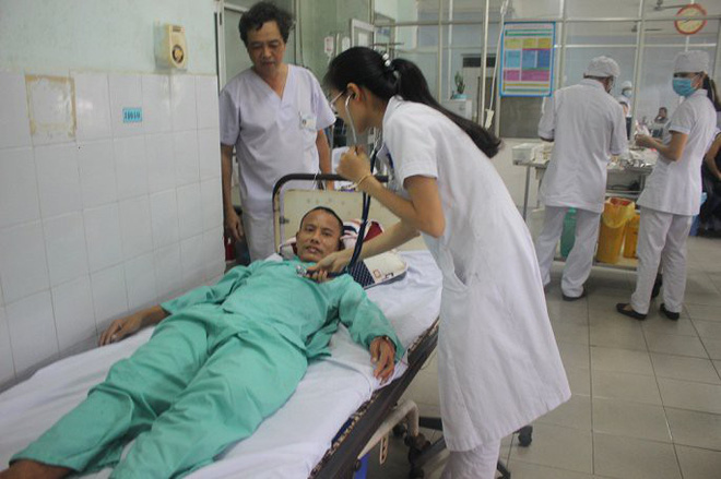 Gắp lưỡi câu nằm trong phổi của bệnh nhân tâm thần ở Quảng Nam - Ảnh 1.