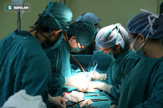 Cắt khối u lớn bằng gang tay trong ổ bụng một phụ nữ tại Hà Nội - Ảnh 1.