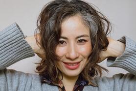 Mẹ hai con được khen xinh đẹp hơn với mái tóc bạc tự nhiên