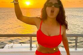 Salma Hayek giữ vòng eo 61 cm ở tuổi 59