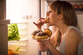 Tín hiệu cho thấy 'đói giả' và cách khắc phục