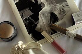 Tiên Nguyễn tặng son môi, xà phòng cho khách dự cưới ở Đà Nẵng