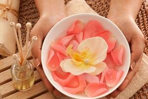 Kem trị vết thâm sau mụn từ nước hoa hồng và bột gỗ đàn hương