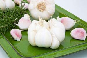 Không dùng tỏi tùy tiệnĂn nhiều tỏi có thể gây ảnh hưởng đến mắt, gan, thận và một số bệnh khác.