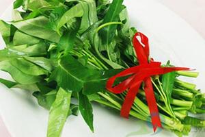 Rau muống - Thuốc thanh nhiệt, lương huyếtĐông y cho rằng rau muống có vị ngọt, tính hơi lạnh (khi nấu chín thì lạnh giảm) đi vào các kinh tâm, can, tiểu trường, đại trường.