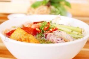Bữa sáng nóng hổi với bún bề bề