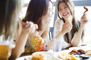 Ăn thế nào để thoải mái vui chơi mà không lo đầy bụng, khó tiêu vào dịp Tết?