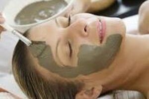 Cách trị mụn bằng đất sét và nước hoa hồng