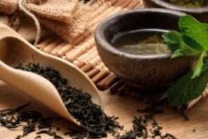 Cách trị tóc bạc sớm từ trà đen và muối