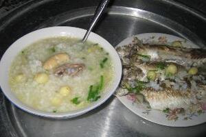 Món cháo cá đốiMón cháo cá đối ngoài ngon miệng và dễ tiêu ra, còn có tác dụng ích khí kiện tỳ, chữa được bệnh viêm đại tràng mãn tính.