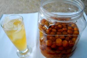 Quả mơ chữa giun chui ống mậtVào mùa hè, quả mơ ngâm với đường là cách mà dân gian vẫn thường làm để tạo thành thứ nước uống có tác dụng giải khát rất có lợi cho sức khỏe.