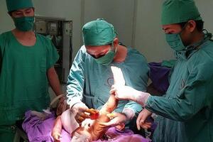 Bị nước sôi đổ vào người, bé trai 2 tuổi bị lột từng mảng da từ ngực đến chân