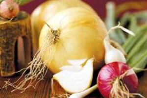 Hành - vị thuốcHành là một gia vị được dùng để ướp các loại thịt cá, tôm, cua,... ức chế các vi khuẩn gây bệnh, tạo hương vị thơm ngon cho món ăn.