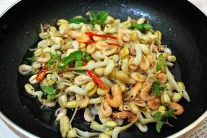 Đậu phộng - Thức ăn, vị thuốc quý mùa đôngTheo Đông y, đậu phộng có những tác dụng như dưỡng huyết, bổ tỳ, nhuận phế, hóa đàm...