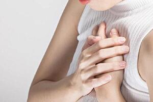 Không phải ung thư vú, bạn bị đau ngực có thể vì loạt lý do chẳng ngờ tới