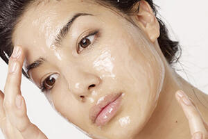 Tại sao phụ nữ nên dùng sữa ong chúa để làm đẹp?