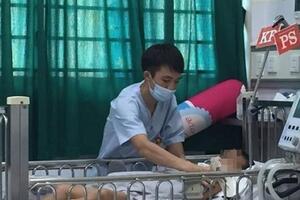 Bé trai 7 tuổi bị liệt tứ chi do di chứng của bệnh viêm não Nhật Bản