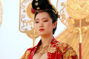 Bí thang dưỡng nhan của Từ Hi Thái HậuTheo Thái Nguyễn Bạch Liên thì ngày xưa Từ Hi Thái Hậu (đời nhà Thanh, Trung Hoa) thường xem thanh xuân là ân sủng quý báu mà trời đất đã ban phú riêng cho phụ nữ. Chính thế mà Từ Hi Thái Hậu đã dùng mọi cách để làm cho tuổi xuân không bị tàn phai. Vì vậy bà luôn chú ý chăm sóc làn da của mình bằng các vị thuốc từ thảo mộc.