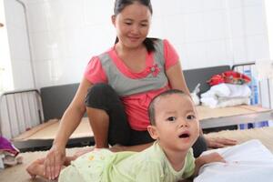 Sinh ra con không cất tiếng khóc, 5 tháng sau mẹ đau đớn phát hiện con bị bại não