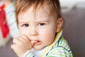 Cha mẹ nên biết: Trẻ mút tay nhiều sẽ gây ra lệch hàm