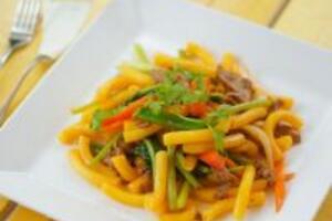 Cách làm món nui xào bò ngon miệng cho bé