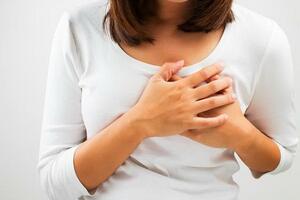 Những triệu chứng nguy hiểm cảnh báo ung thư vú bạn cần biết