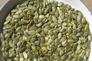 Hạt bí ngô ngừa được xơ vữa mạch vànhĐây là loại hạt rất phổ biến ở Việt Nam, thường được sấy khô, có nhiều chất dinh dưỡng. Trong hạt bí ngô có chứa nhiều magie.