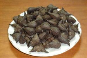 Củ ấu trị say rượuTheo Bản thảo cương mục của Lý Thời Trân, củ ấu vị ngọt chát, tính bình. Công dụng thoát tả, giải độc, tiêu thũng.