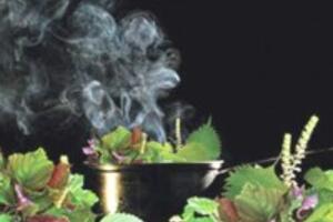 Bài thuốc dân gian trị cảm cúm với nồi lá xông