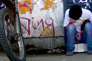 Tự điều trị lành hẳn bệnh dạ dày sau 32 năm đau nặngTôi bị đau dạ dày nặng suốt từ năm 1965 đến năm 1997 (32 năm). Vài nét về diễn biến đau và việc điều trị trong thời gian đó là: Về hiện tượng đau là đau ở bụng trên, phía trái và vùng phía trên rốn. Về thời điểm đau, nhiều lúc đau theo chu kỳ hằng ngày vào khoảng 9 giờ sáng và 4 giờ chiều; nhiều lúc đau liên miên không kể thời gian nào cả, no cũng đau đói cũng đau.