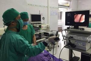 Đang ăn bột bất ngờ ho mạnh, bé trai 7 tháng bị sặc tím tái người rồi lịm dần
