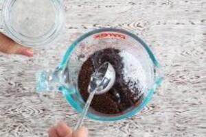 Cách trị mụn ở lưng với 2 công thức đơn giản từ bã cà phê