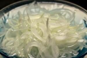 Cách trị nám da tại nhà chỉ bằng hành tây